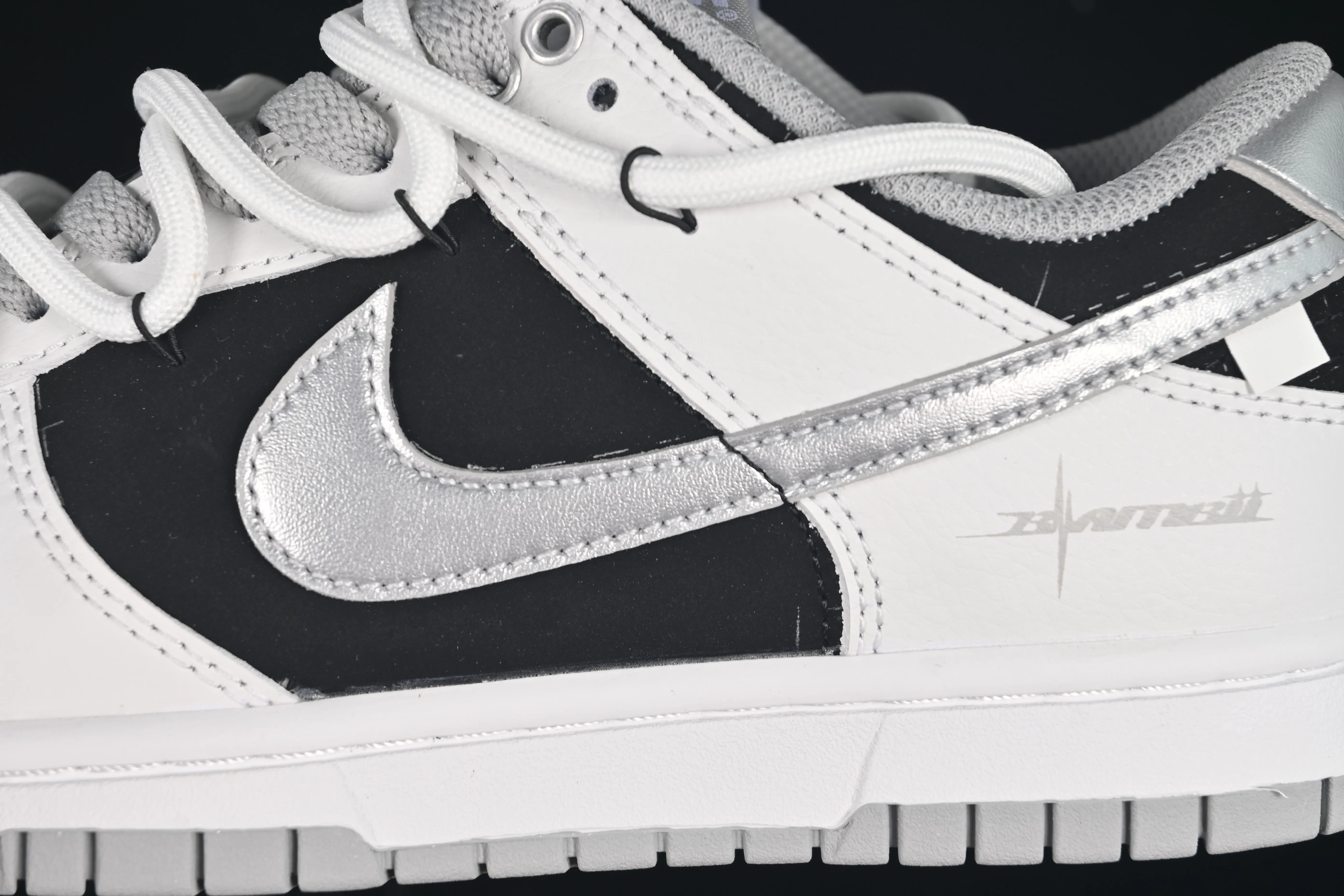 All categories Nk SB Dunk Series Nk SB Dunk Low High-end customized low-top sneakers Nike SB Dunk Low "Just Do it" Strap black and silver Anniversary high-end customized low-top casual sneakers WS0414-025